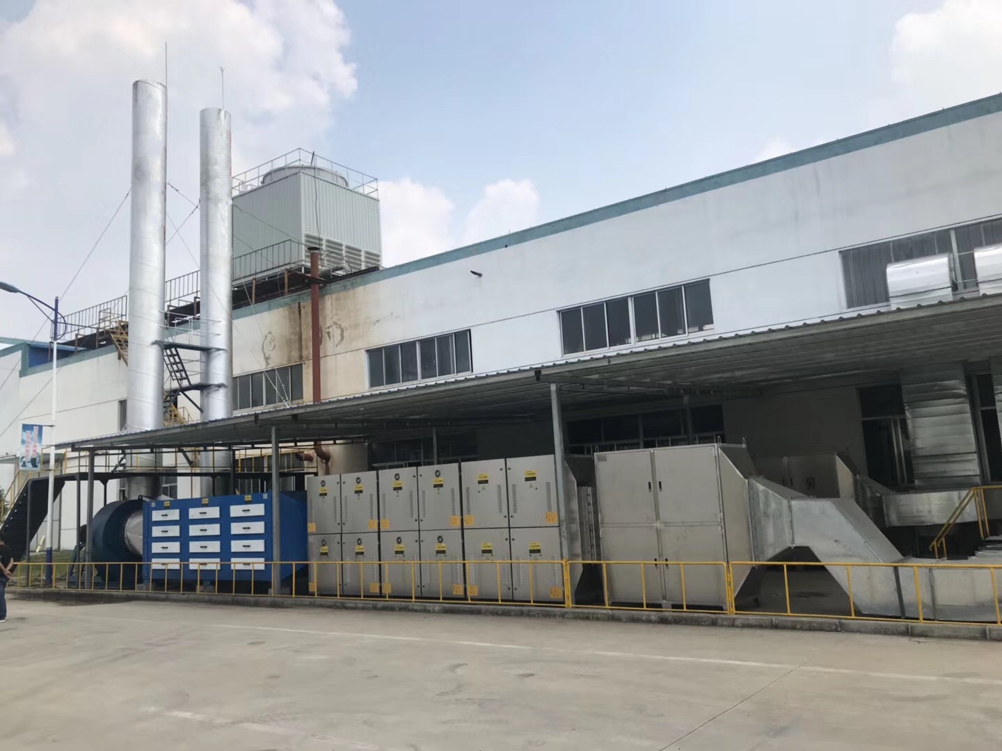 pvc注塑過(guò)程中廢氣處理設備安裝完畢